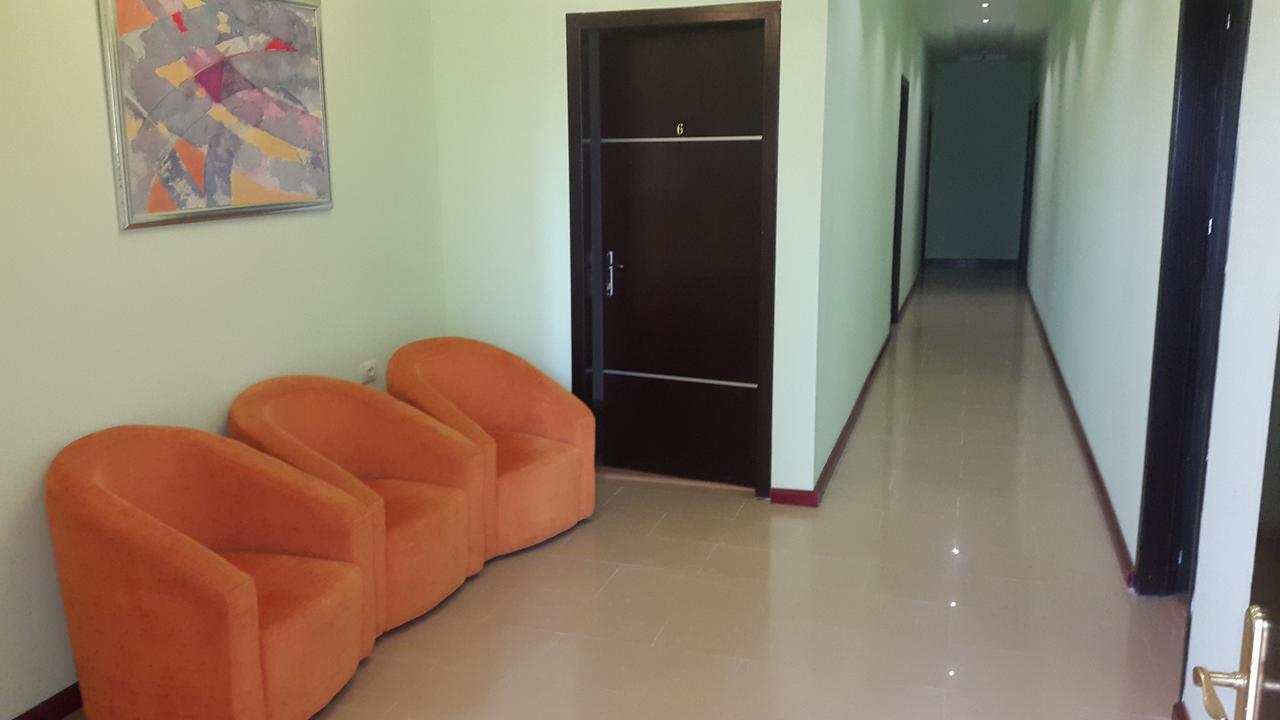 Hotel Alpet Rinas Exterior foto